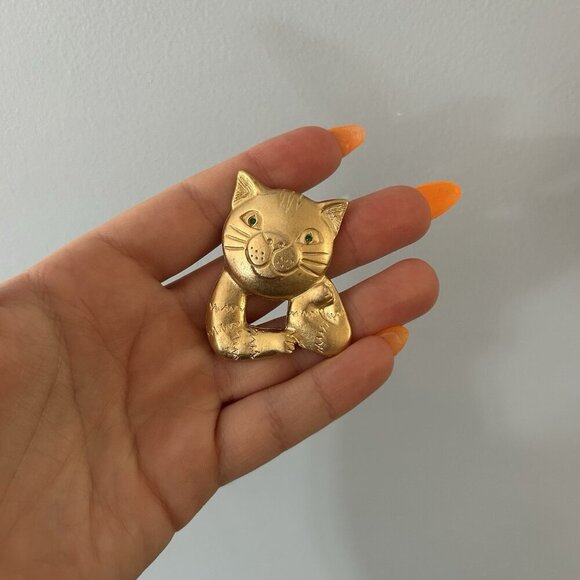 Vintage Kitty Cat 80s 70s Gold Tone Pin Button Sweet Green Eyes Whiskers - Picture 1 of 6